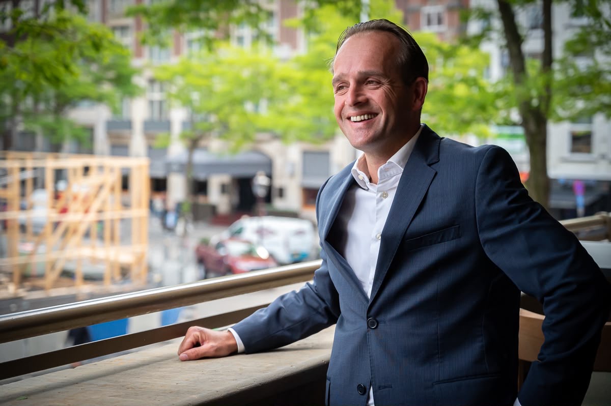 Jasper van Roon op een balkon in de stad